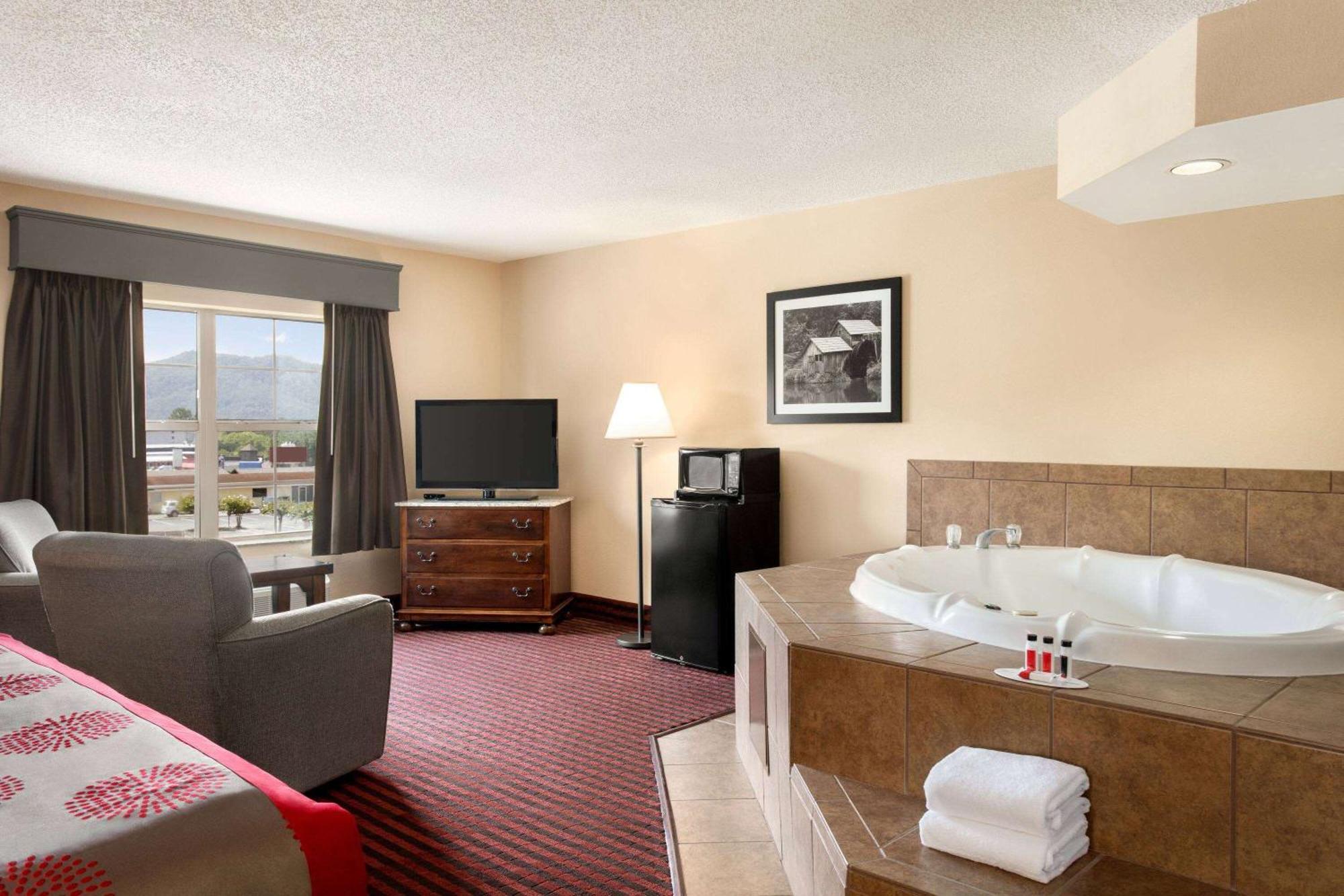 Hotel Ramada By Wyndham Pigeon Forge North Exterior foto